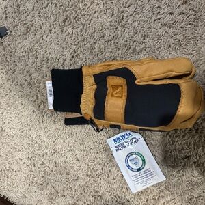 Women's Black and Tan Gloves